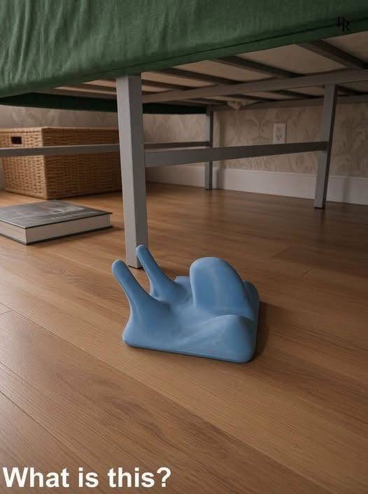 WHAT IS THIS STRANGE BLUE OBJECT UNDER THE BED? 834559150_2008219883188626_395001725792875766_n